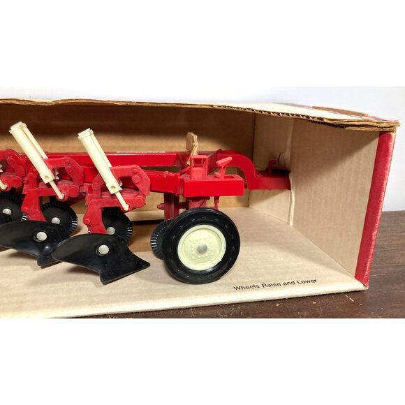 Ertl International Harvester 4-Bottom Trailing Plow 1/16 No. 476-7341 Boxed NIB - Picture 4 of 12
